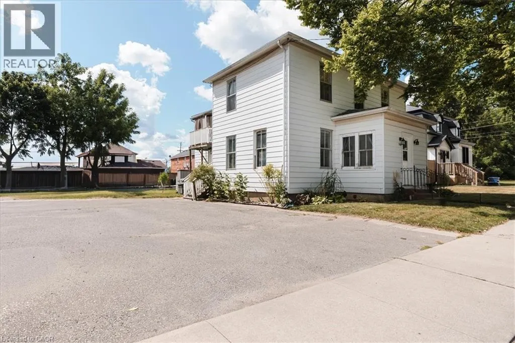 136 ROBINSON Street