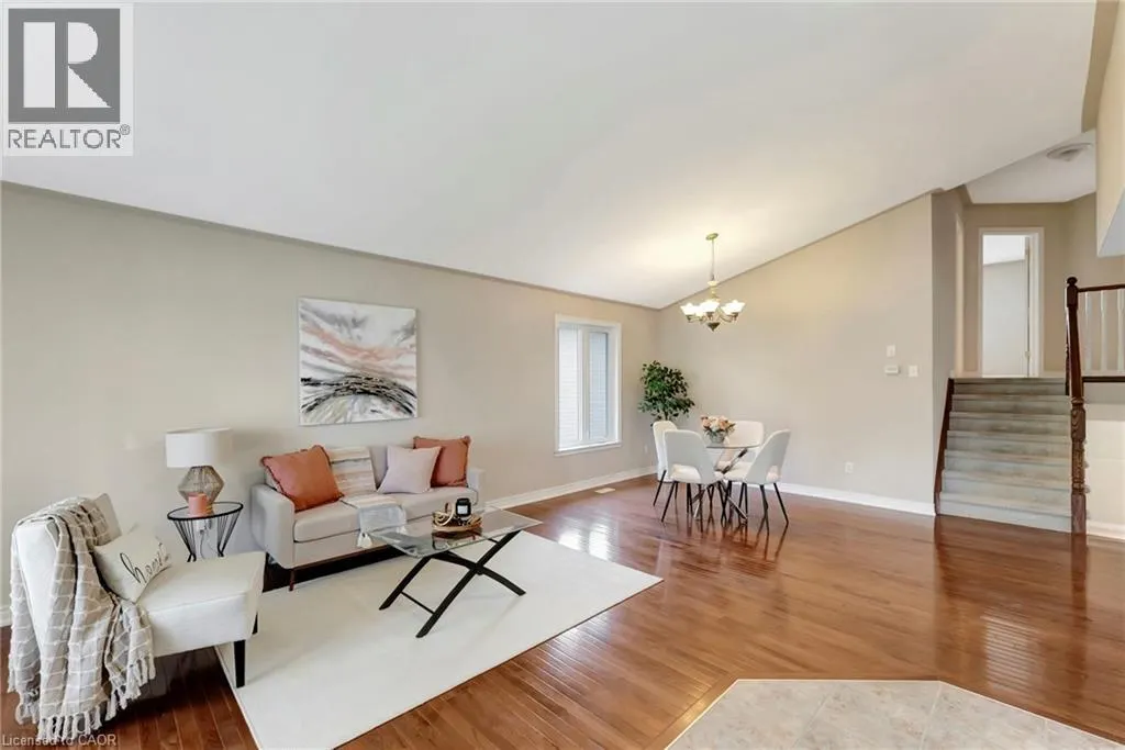 25 MAPLEVIEW Drive