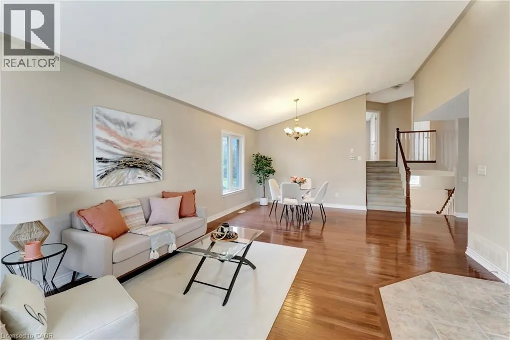25 MAPLEVIEW Drive