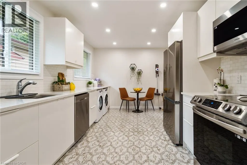 444 QUEEN VICTORIA Drive