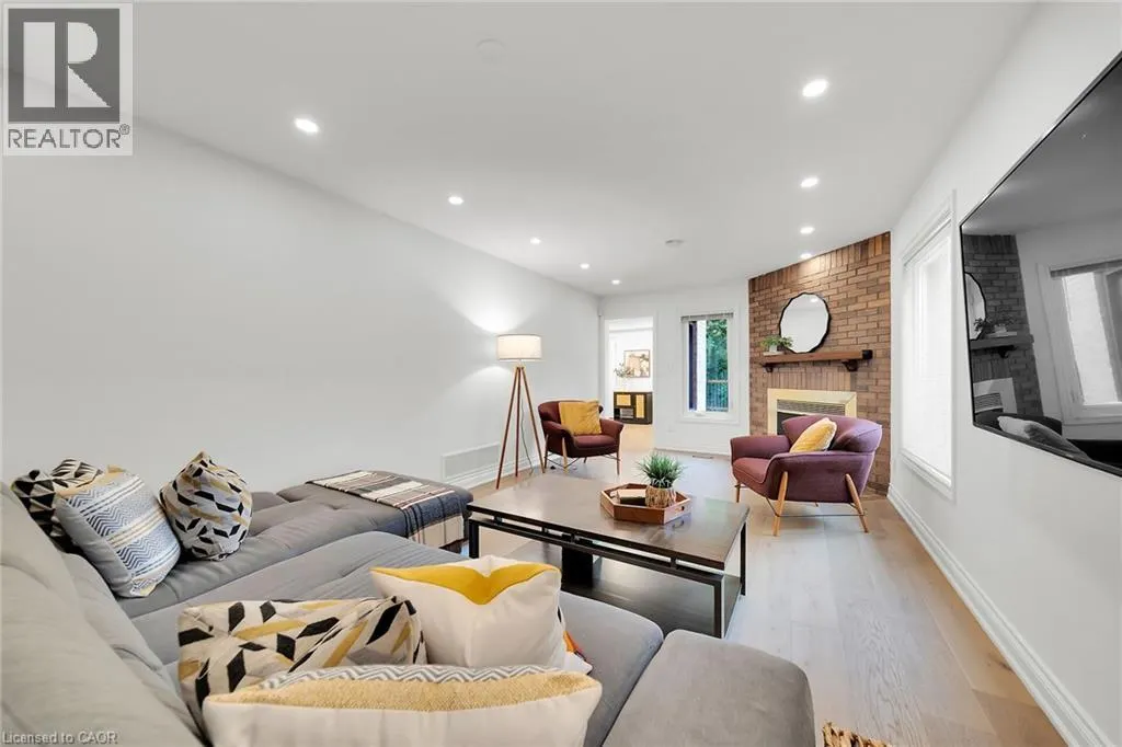 26 HUNTINGWOOD Avenue
