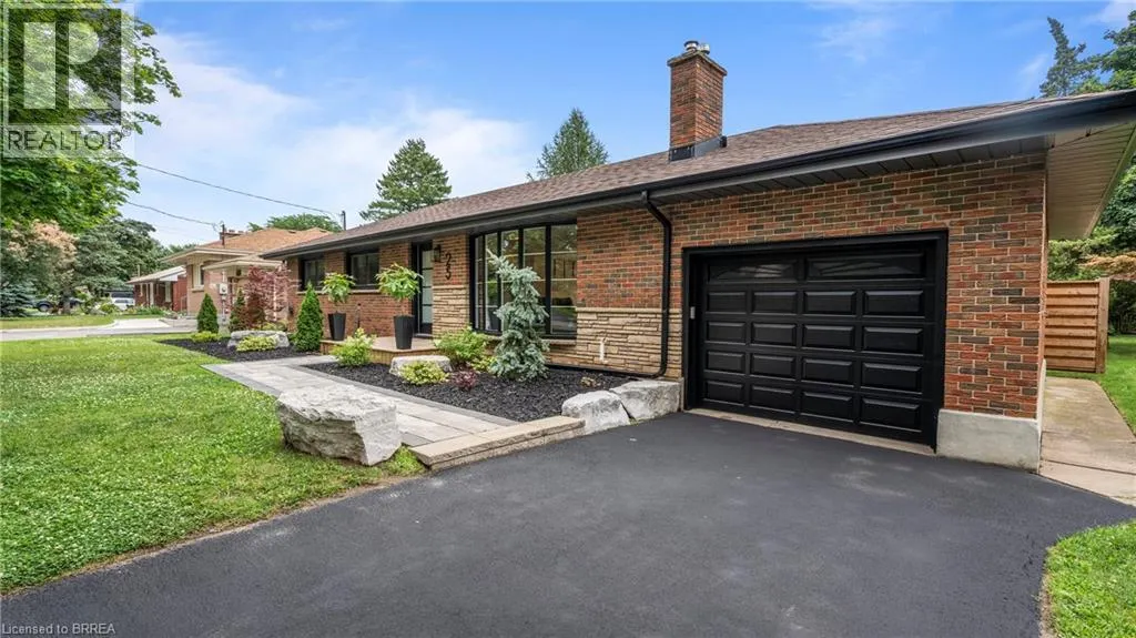 25 SENECA Crescent