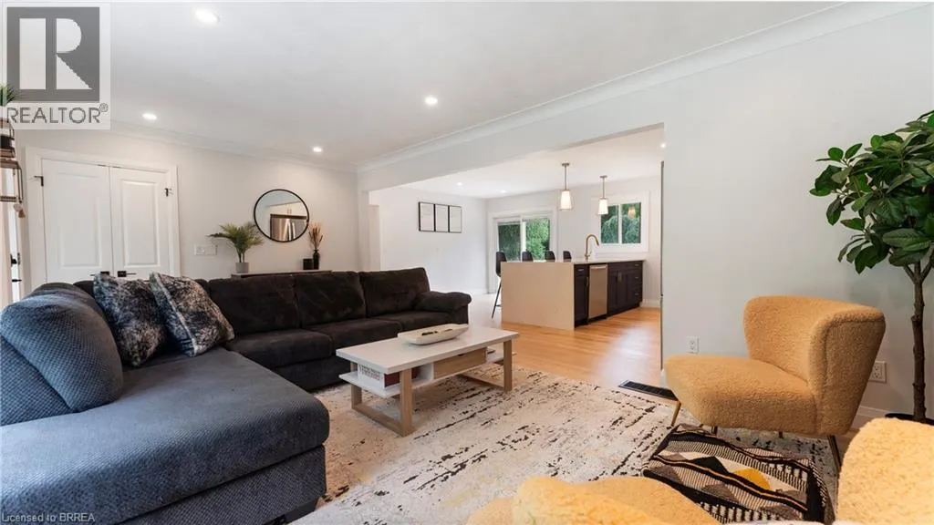 25 SENECA Crescent