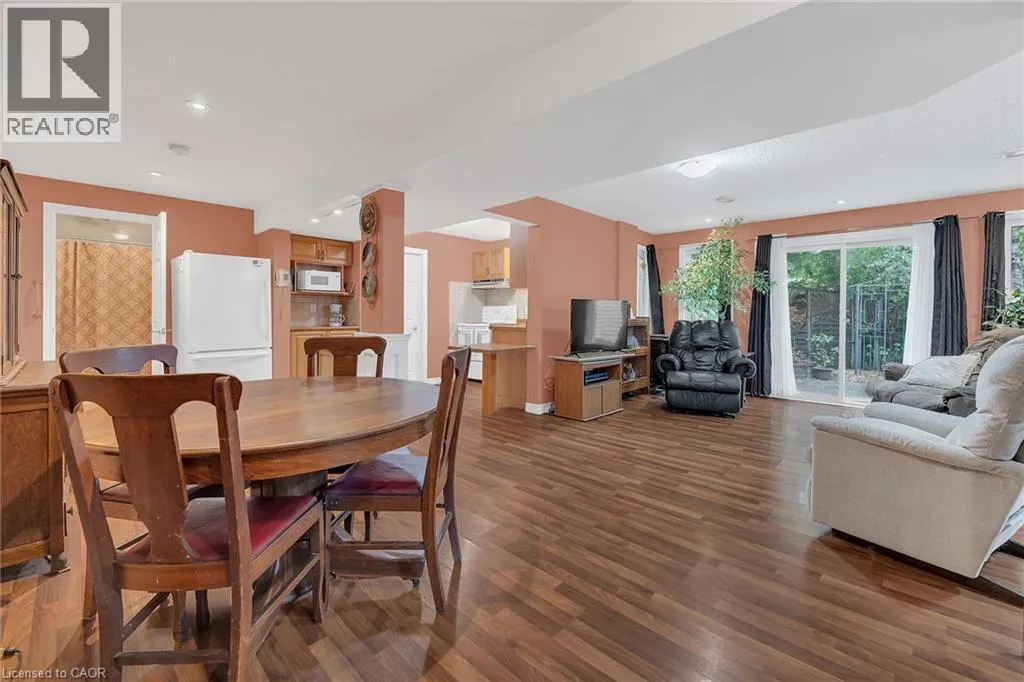 4 IVY Court