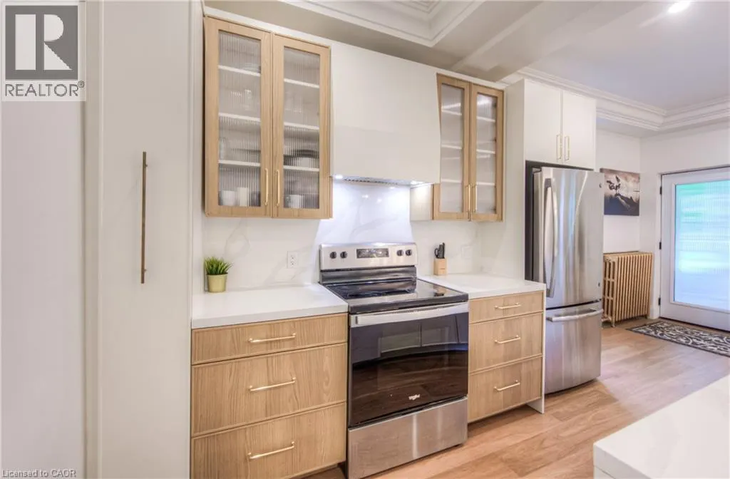 102 WILLIAM Street W