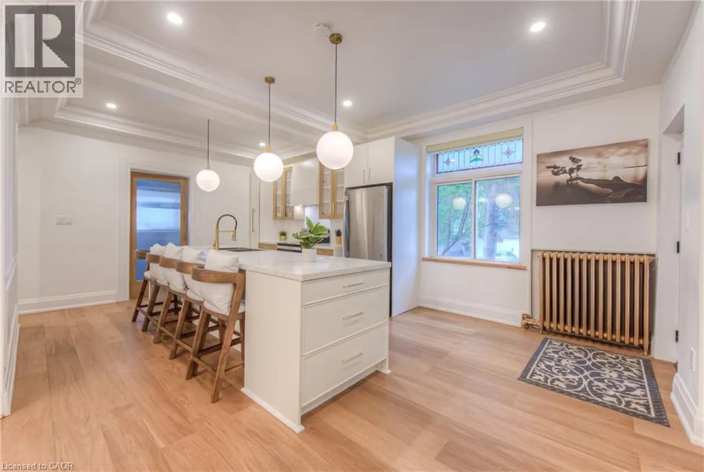 102 WILLIAM Street W