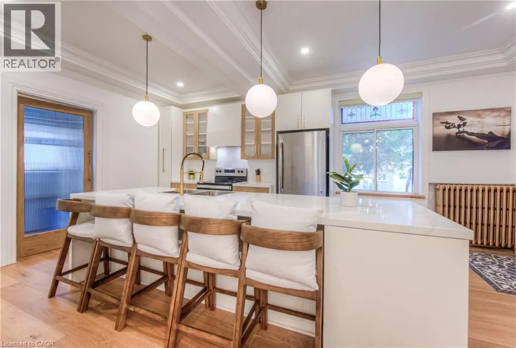 102 WILLIAM Street W