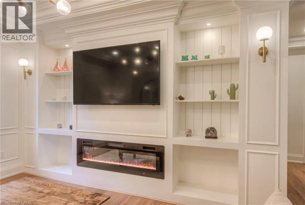 102 WILLIAM Street W