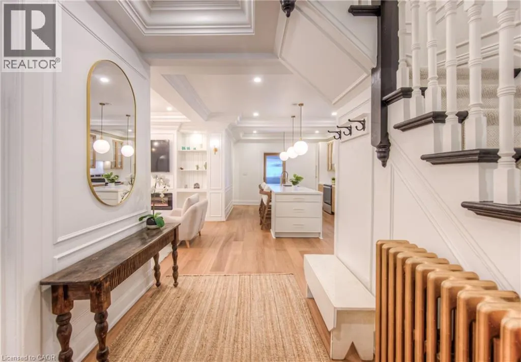 102 WILLIAM Street W