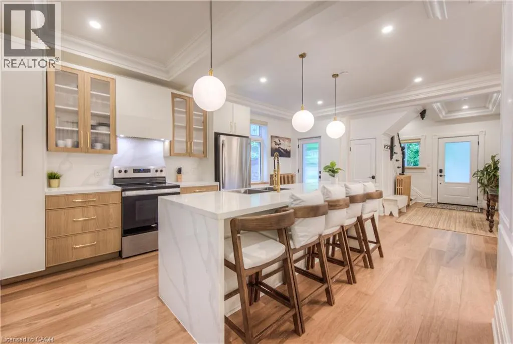 102 WILLIAM Street W