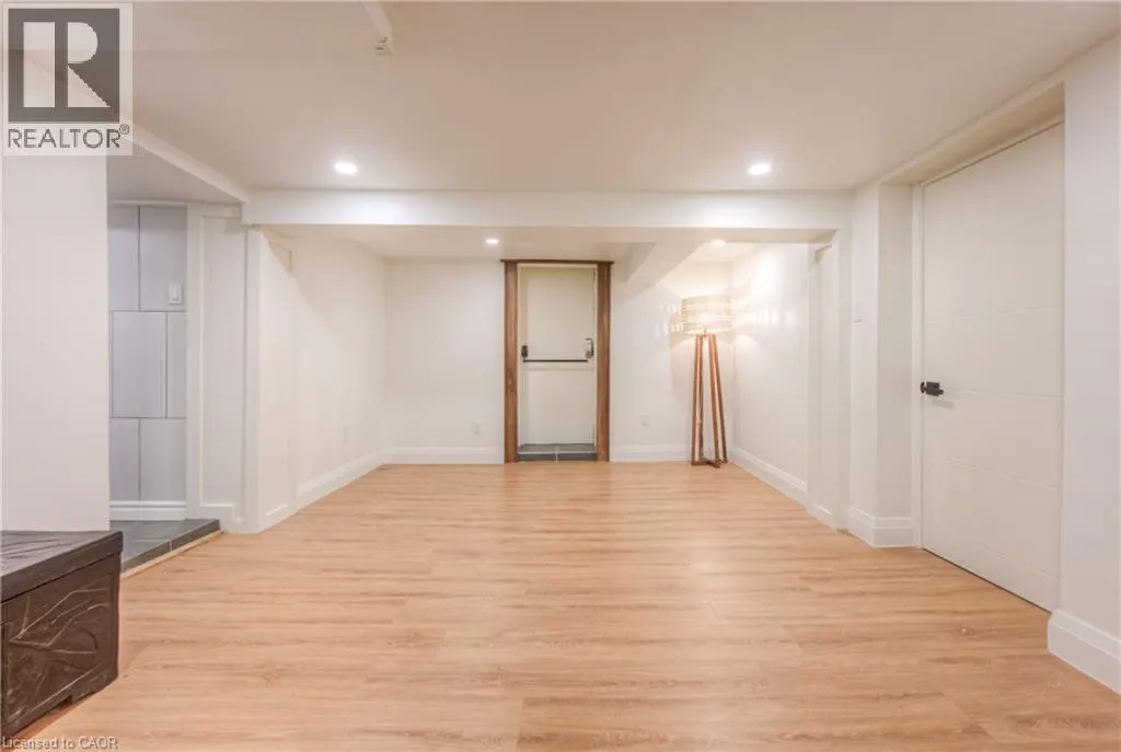 102 WILLIAM Street W