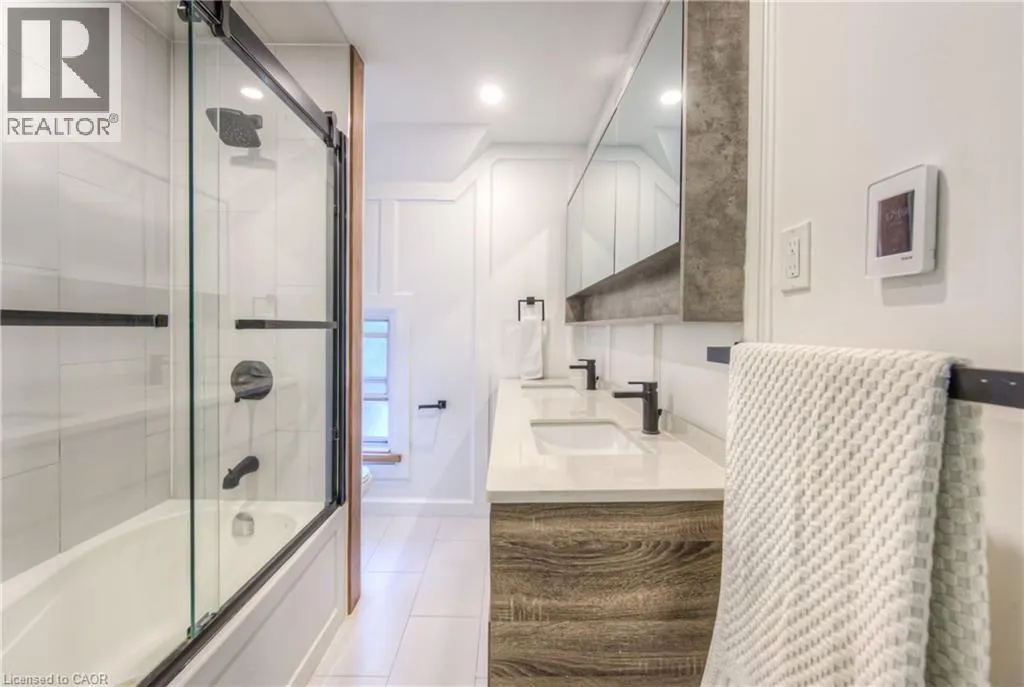 102 WILLIAM Street W