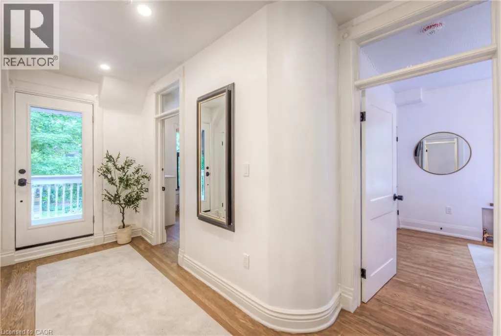 102 WILLIAM Street W