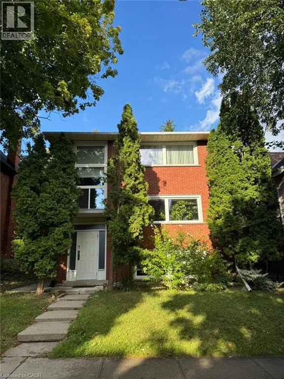 62 MOORE Avenue