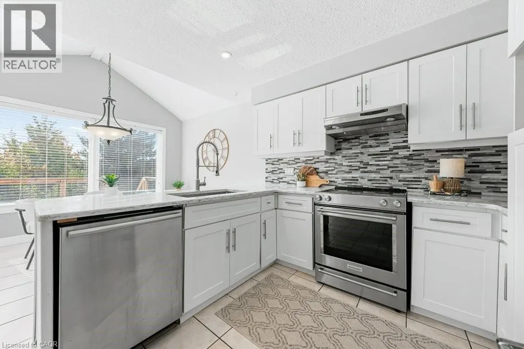 43 BOULDER Crescent