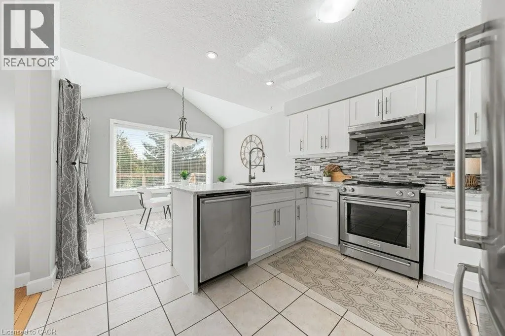 43 BOULDER Crescent