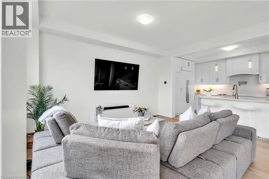 35 CROSSMORE Crescent
