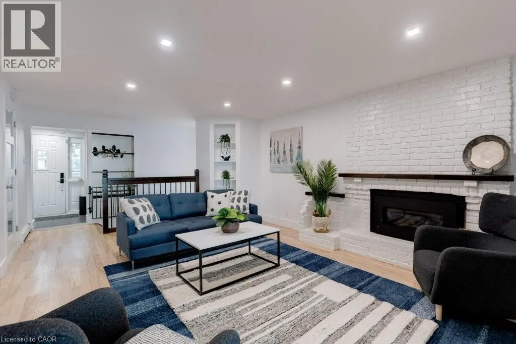 636 WEST OVAL Drive