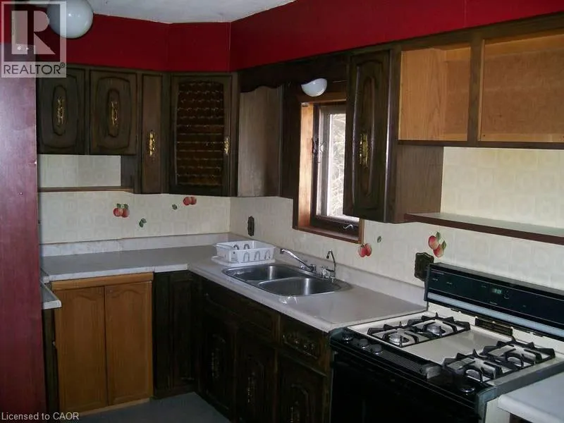 374 VICTORIA Road N