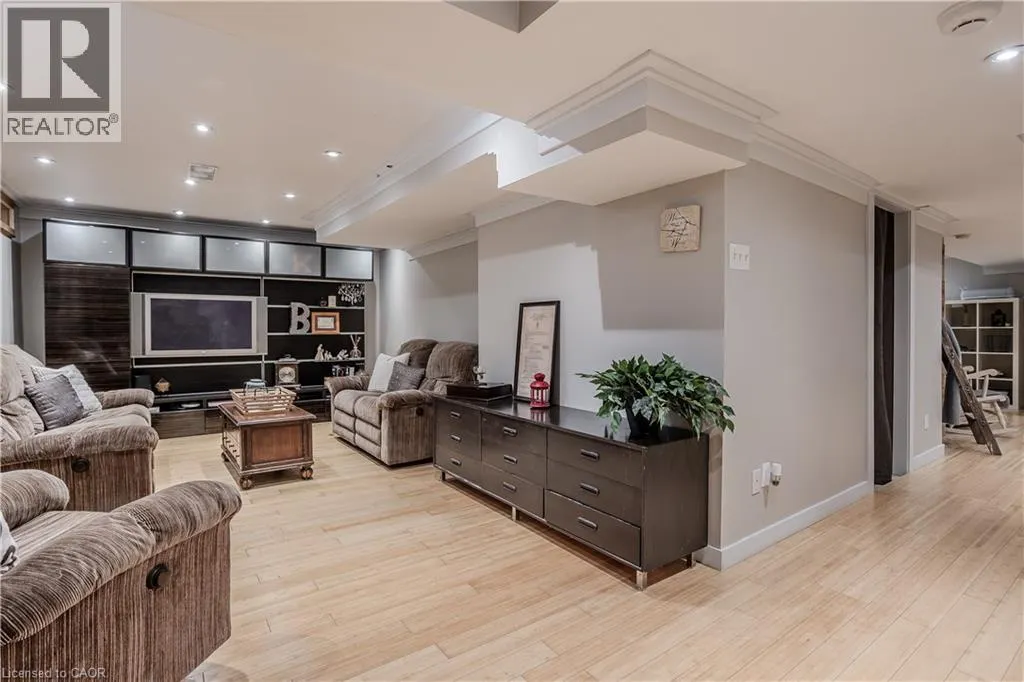 2214 KENNETH Crescent