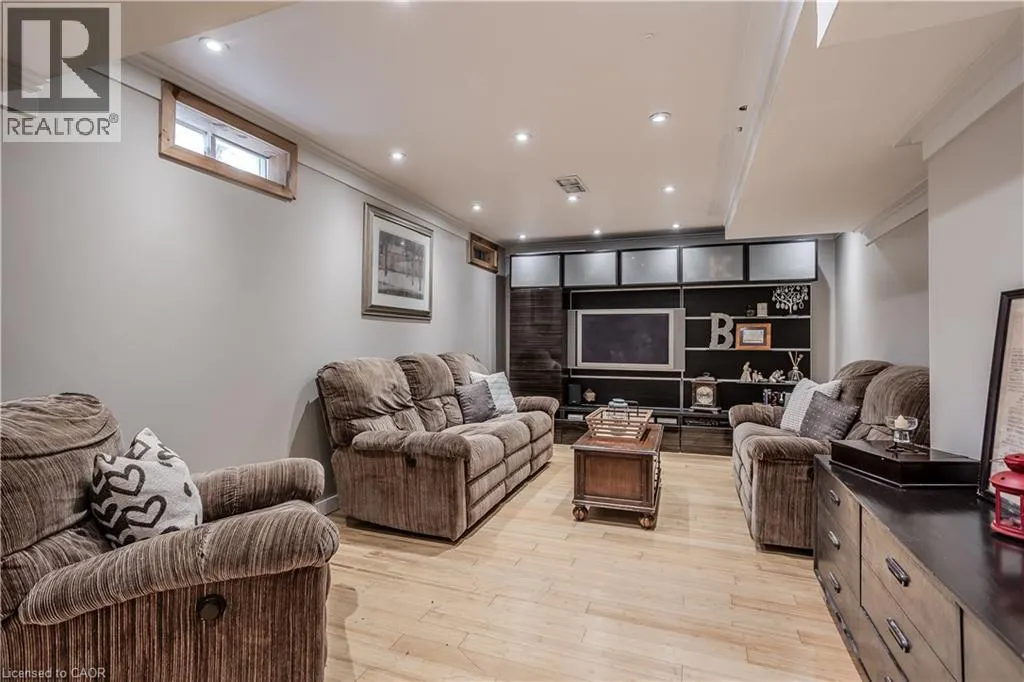2214 KENNETH Crescent