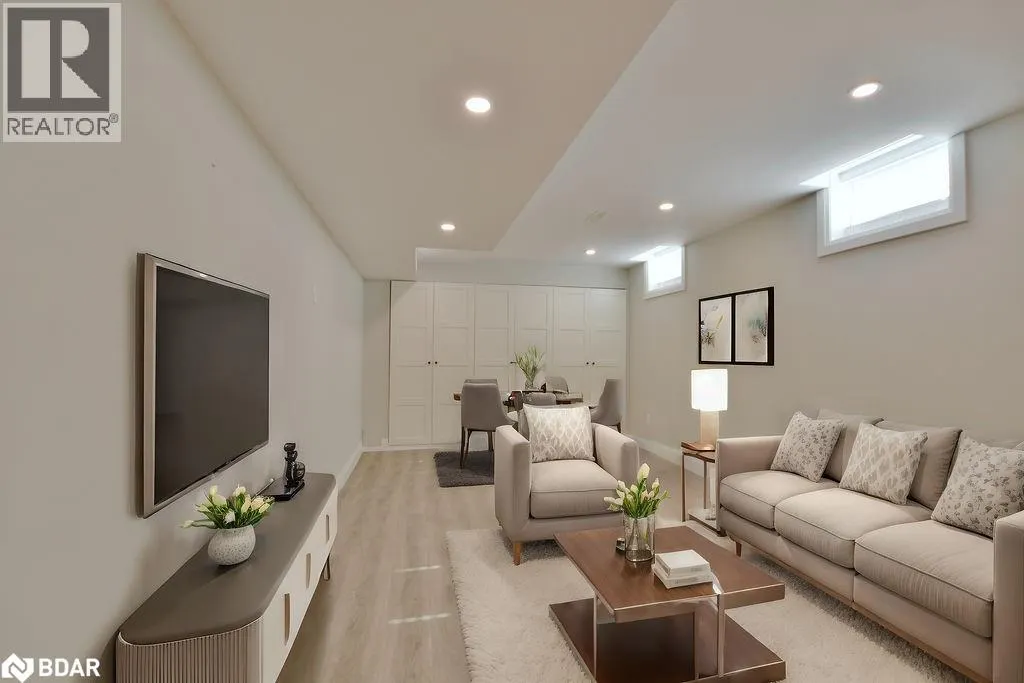 166 SUCCESSION Crescent