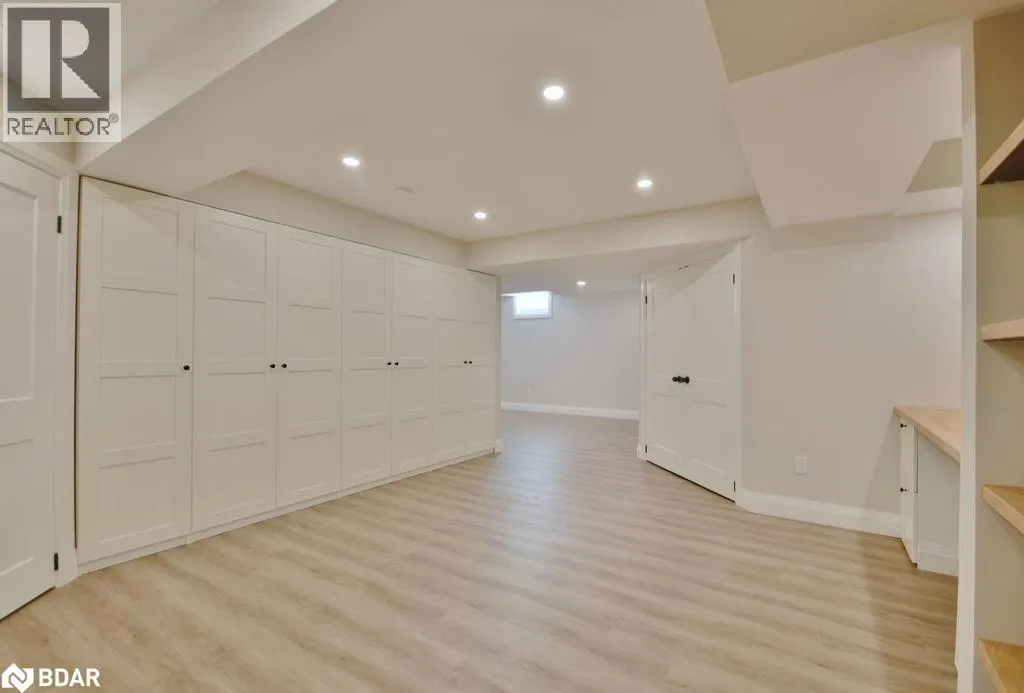 166 SUCCESSION Crescent