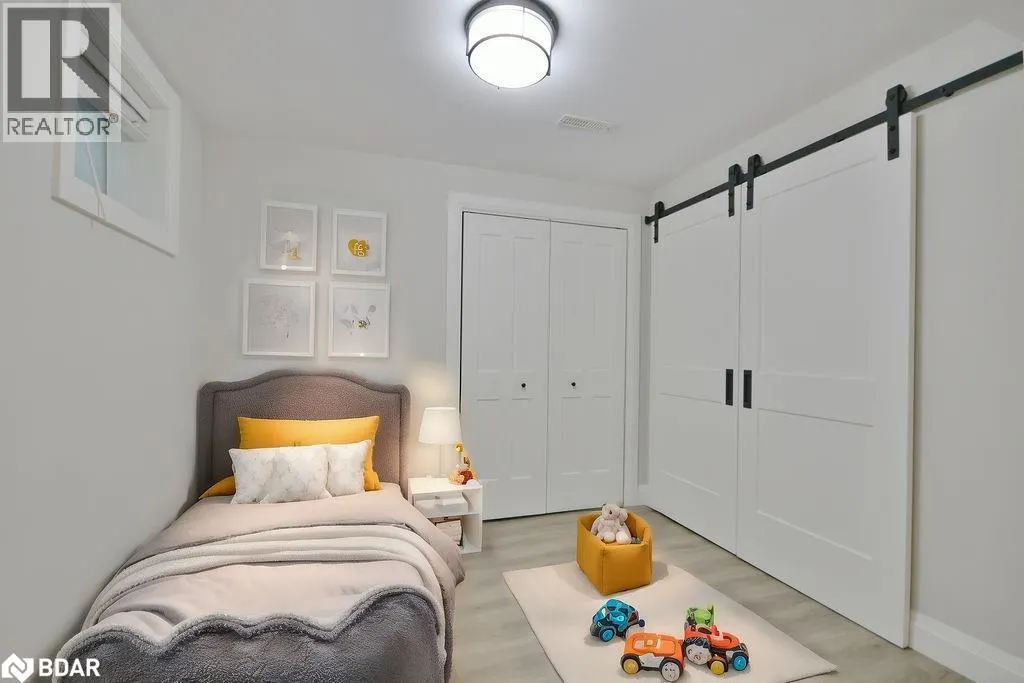 166 SUCCESSION Crescent