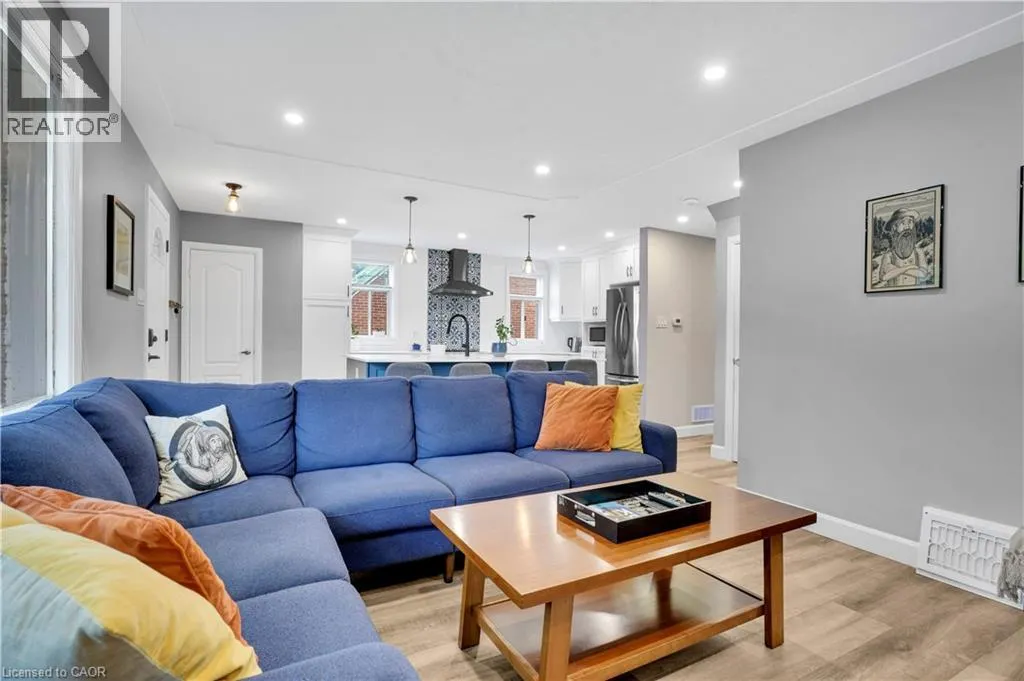 142 LANCASTER Street W