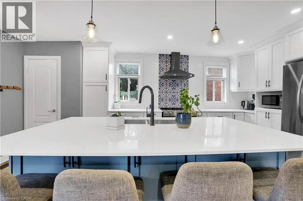 142 LANCASTER Street W