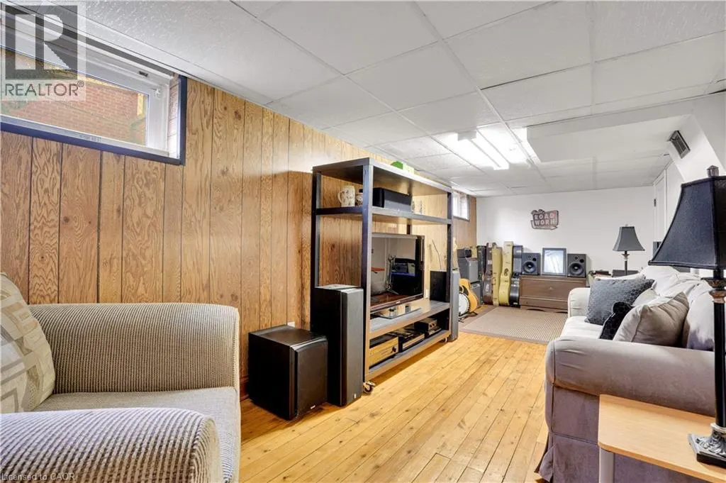 142 LANCASTER Street W