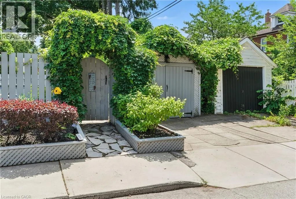 98 KENSINGTON Avenue S