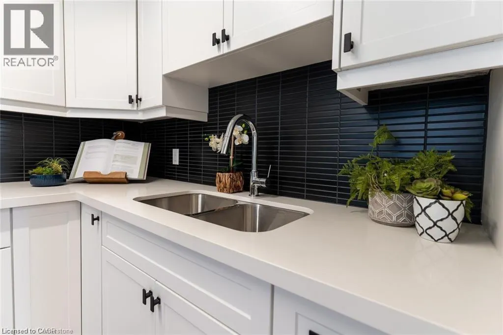 71 KING GEORGE Road Unit# 202, #202