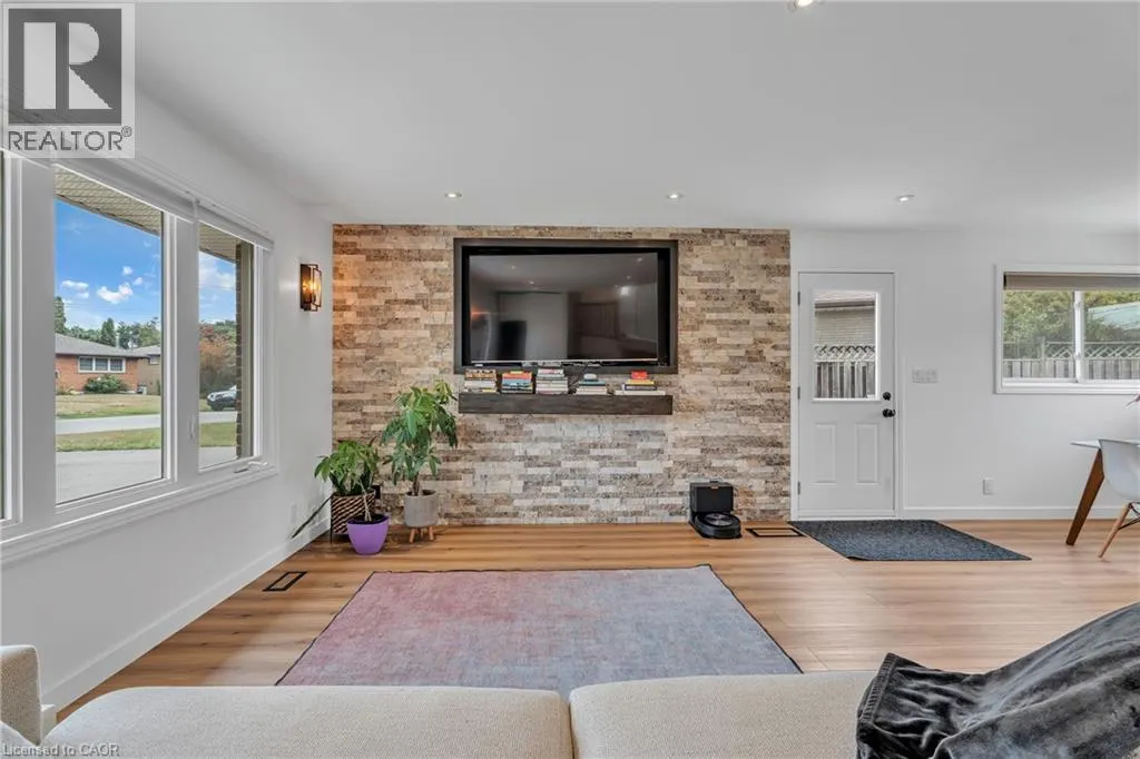 35 HICKERY Place