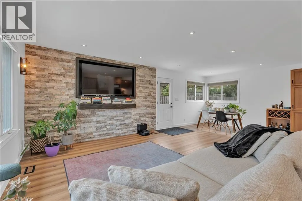 35 HICKERY Place
