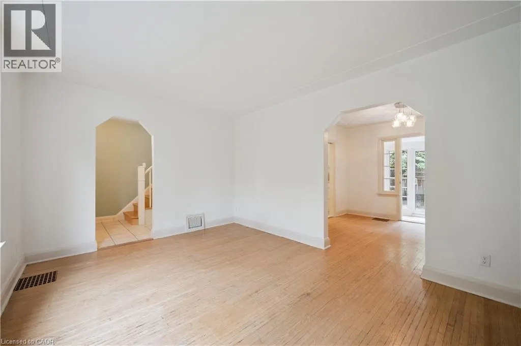 103 DUNBAR Road S