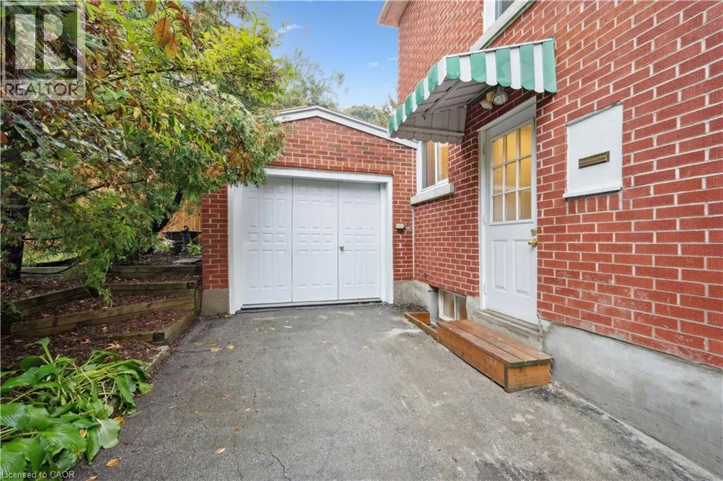 103 DUNBAR Road S