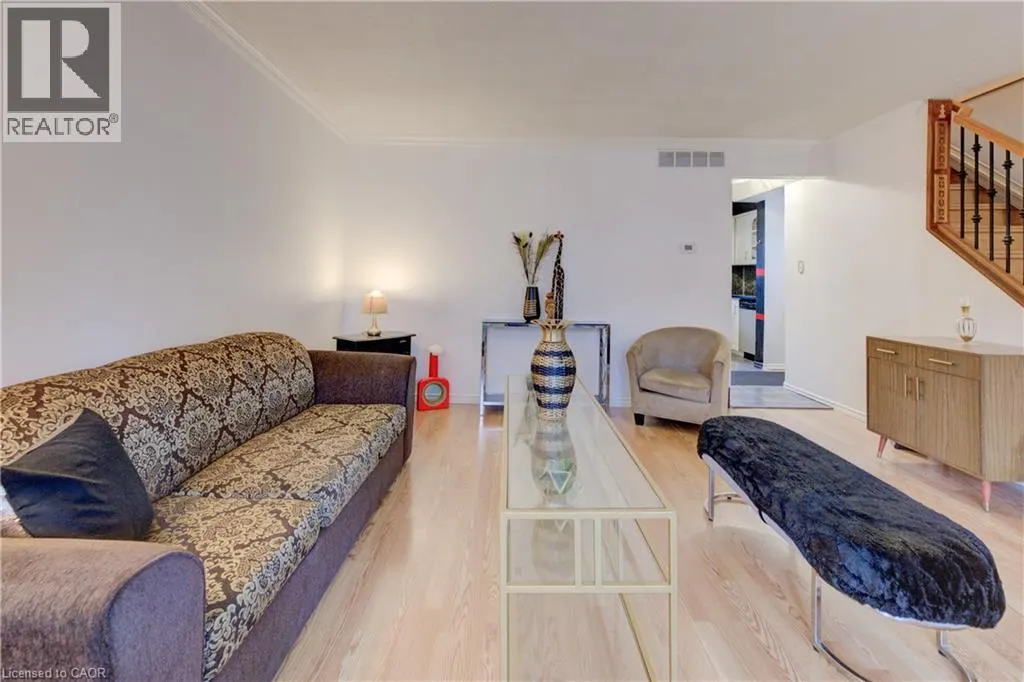 82 TIMBERLANE Crescent