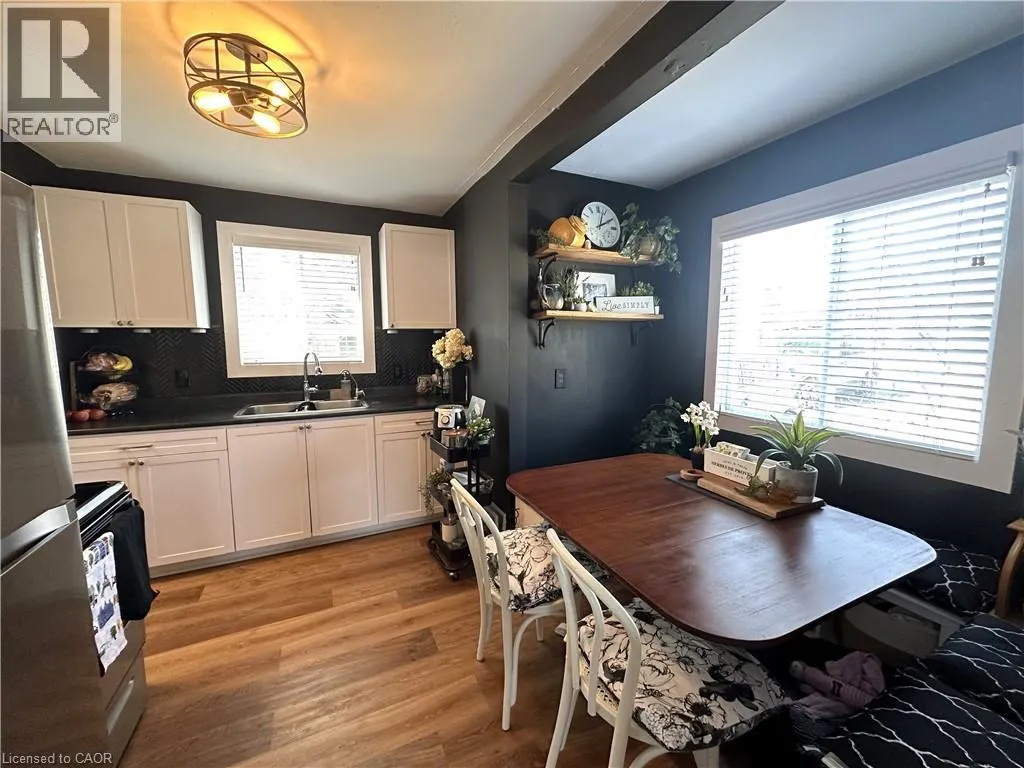 78 QUEENSWAY Drive E