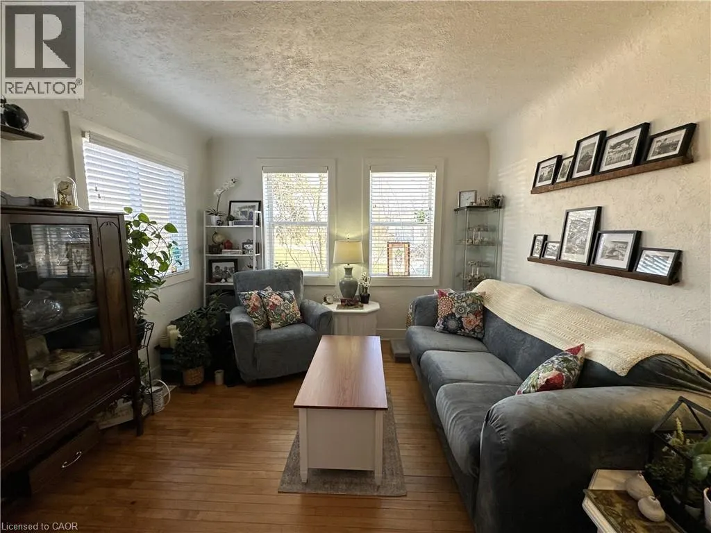 78 QUEENSWAY Drive E
