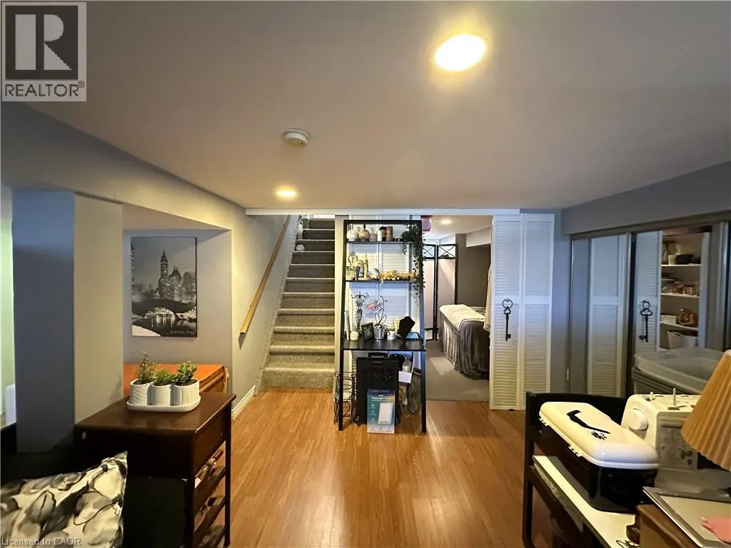 78 QUEENSWAY Drive E