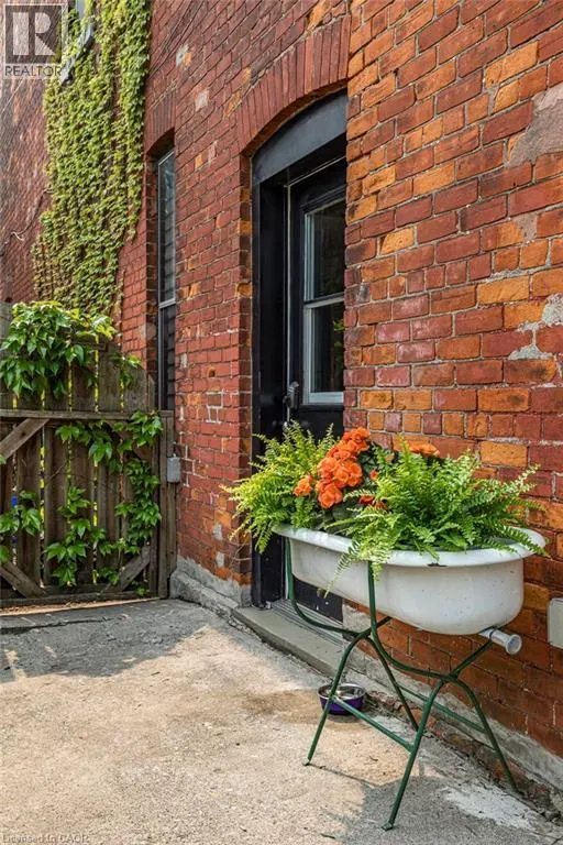 115 LOCKE Street N