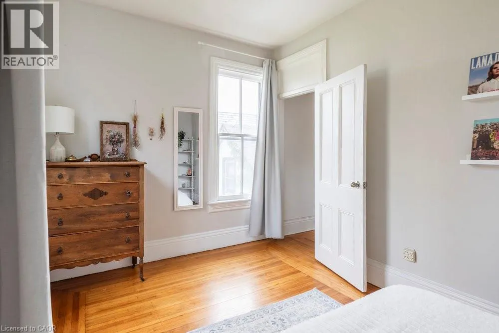 115 LOCKE Street N