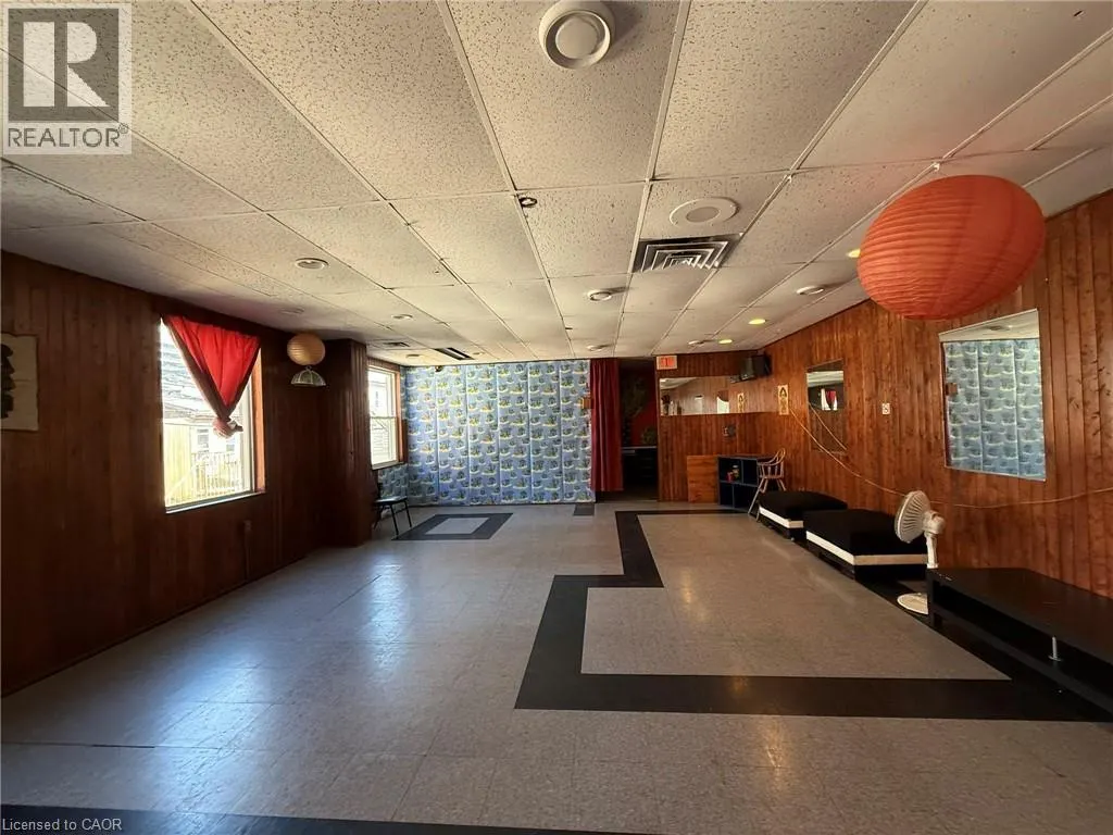 11 WALNUT Street S