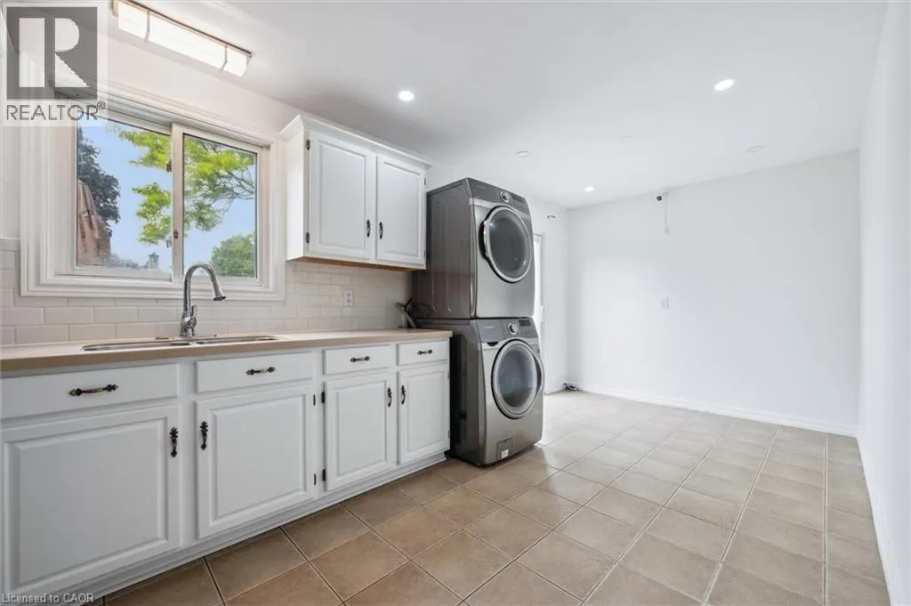 21 FOREST GLEN Court Unit# UPPER, #UPPER