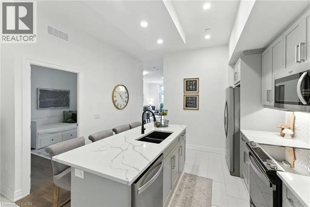 1880 GORDON Street Unit# 207, #207