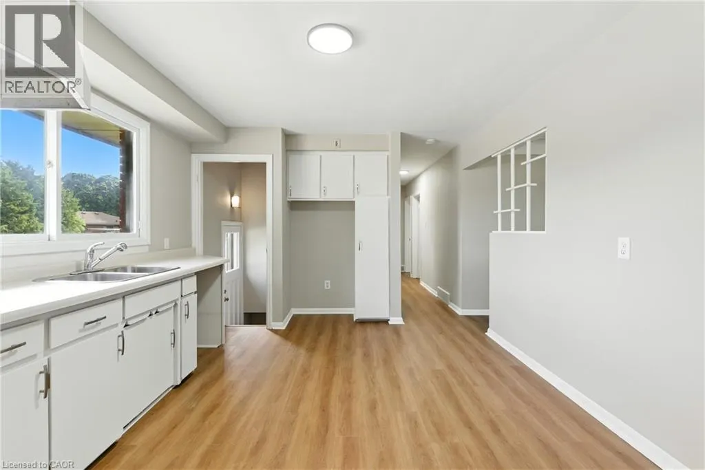 30 KERMAN Avenue