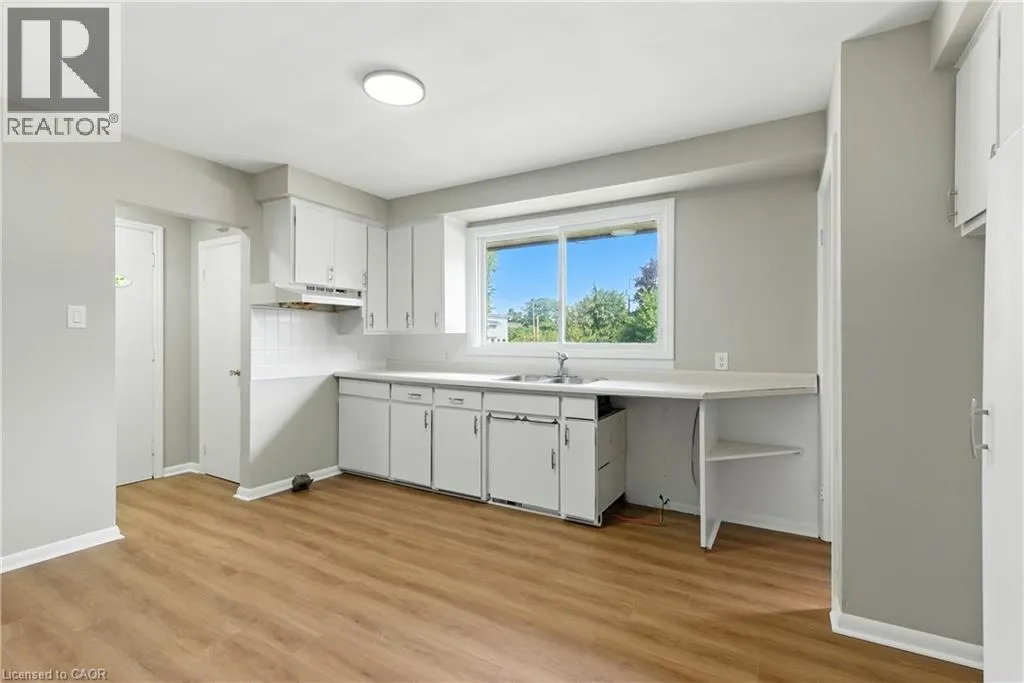 30 KERMAN Avenue