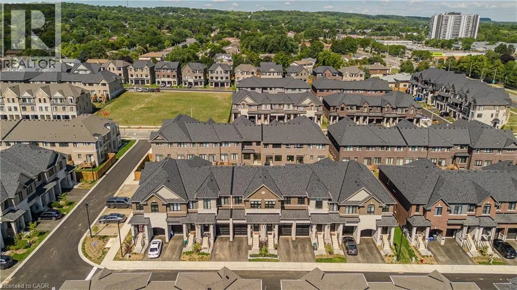 1407 OAKMONT Common