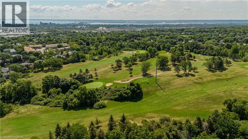 1407 OAKMONT Common